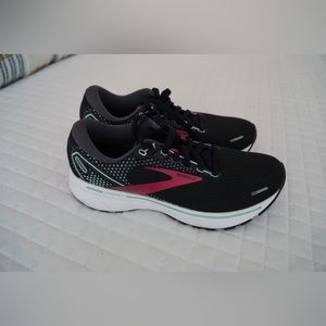 Brooks Ghost 14 running shoe. Black, pink and yucca. Size 7.5, worn once!